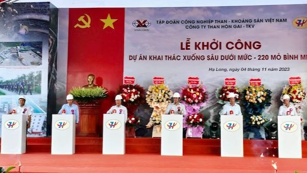 Các đại biểu ấn nút khởi công Dự án "Khai thác xuống sâu dưới mức -220 mỏ Bình Minh".