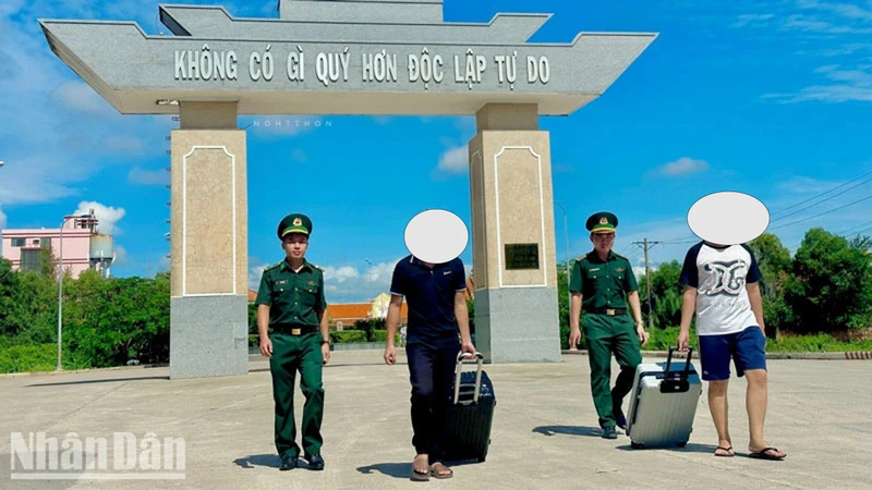 H. Đ. T và Ng. M. T được cán bộ Đồn Biên phòng cửa khẩu Quốc tế Hà Tiên đón về từ Campuchia. (Ảnh: Tiến Vinh).