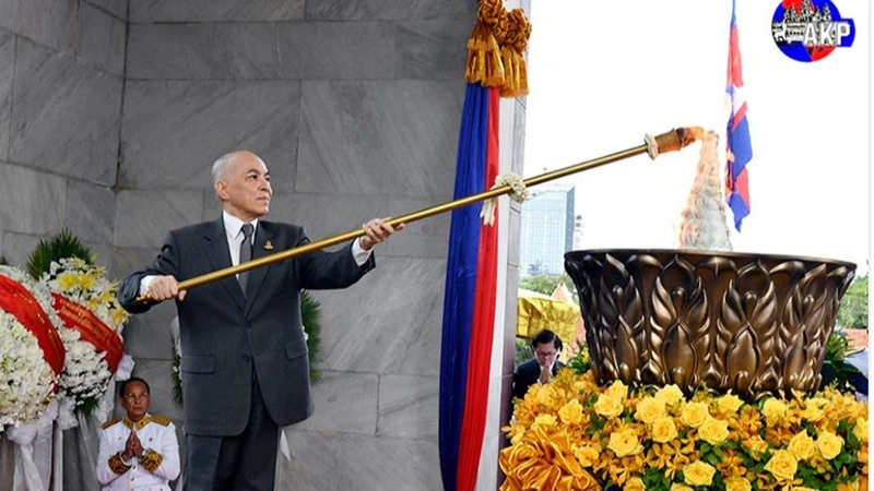 Quốc vương Campuchia Norodom Sihamoni thắp sáng ngọn đuốc chiến thắng trên Đài Độc Lập.