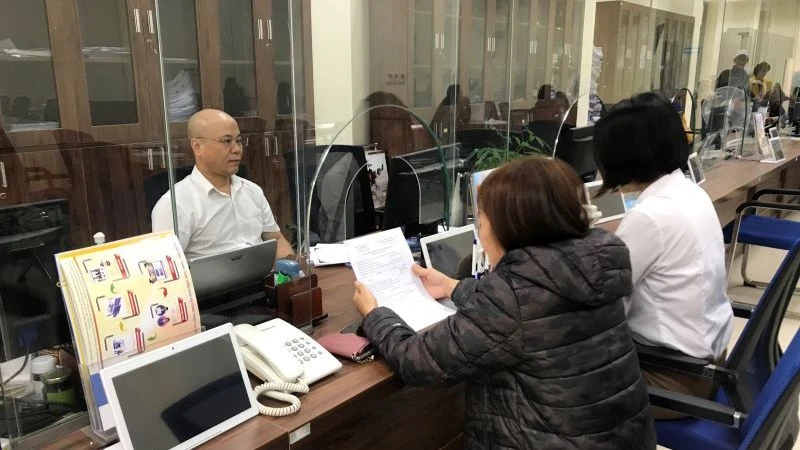 Bảo hiểm xã hội tỉnh Hưng Yên phục vụ người dân, doanh nghiệp tại Trung tâm hành chính công tỉnh Hưng Yên.