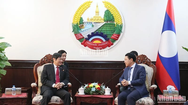 Đại sứ Việt Nam tại Lào Nguyễn Bá Hùng chúc mừng Phó Thủ tướng, Bộ trưởng Ngoại giao Lào Saleumsay Kommasit nhân dịp 48 năm Quốc khánh nước Cộng hòa dân chủ nhân dân Lào. (Ảnh: TRỊNH DŨNG)