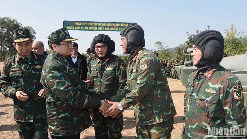 Thủ tướng Phạm Minh Chính thăm hỏi, động viên các đơn vị tham gia diễn tập. (Ảnh: TRẦN HẢI)