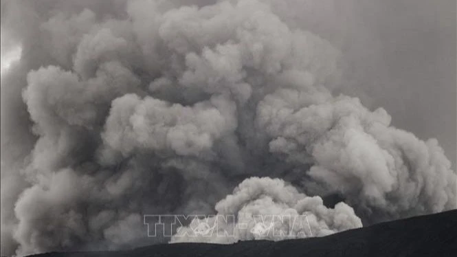 Núi lửa Marapi trên đảo Sumatra của Indonesia nhả khói phun tro bụi ngày 6/12/2023. (Ảnh: AFP/TTXVN)