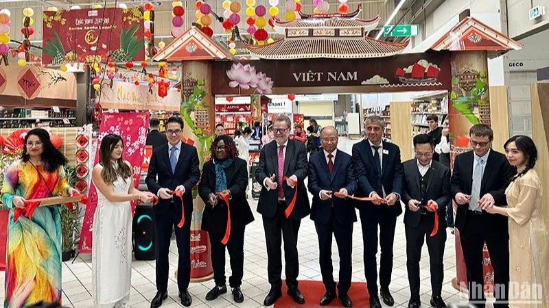 Đây là lần thứ ba liên tiếp Tuần lễ vinh danh hàng và Tết của Việt Nam được tổ chức tại hệ thống siêu thị Carrefour ở Pháp.