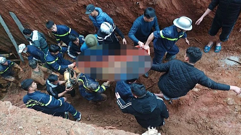 Lực lượng cứu hộ đưa thi thể các nạn nhân lên mặt đất.