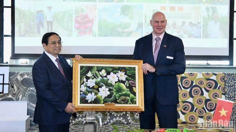 Thủ tướng Phạm Minh Chính tặng quà lưu niệm cho Trung tâm Nghiên cứu cây trồng và thực phẩm New Zealand.