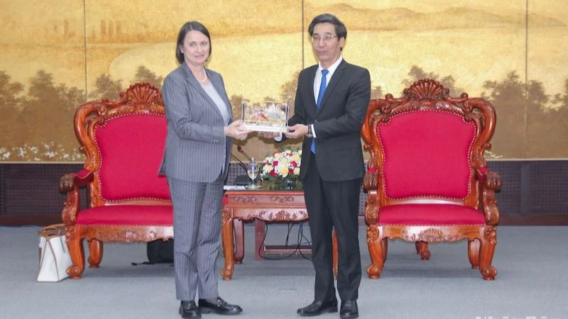 Phó Chủ tịch UBND thành phố Đà Nẵng Trần Chí Cường tiếp bà Emmanuelle Pavillon-Grosser, Tổng Lãnh sự Pháp tại Thành phố Hồ Chí Minh. (Ảnh: ANH ĐÀO)