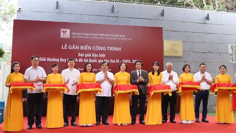 Các đồng chí lãnh đạo Hội Quy hoạch Phát triển đô thị Việt Nam cùng Sở Xây dựng Điện Biên, Sở Văn hóa, Thể thao và Du lịch Điện Biên, lãnh đạo Ủy ban nhân dân tỉnh Điện Biên cắt băng lễ gắn biển công trình.