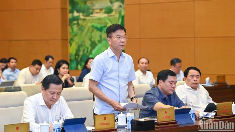 Bộ trưởng Tư pháp Lê Thành Long trình bày Tờ trình của Chính phủ. (Ảnh: DUY LINH)