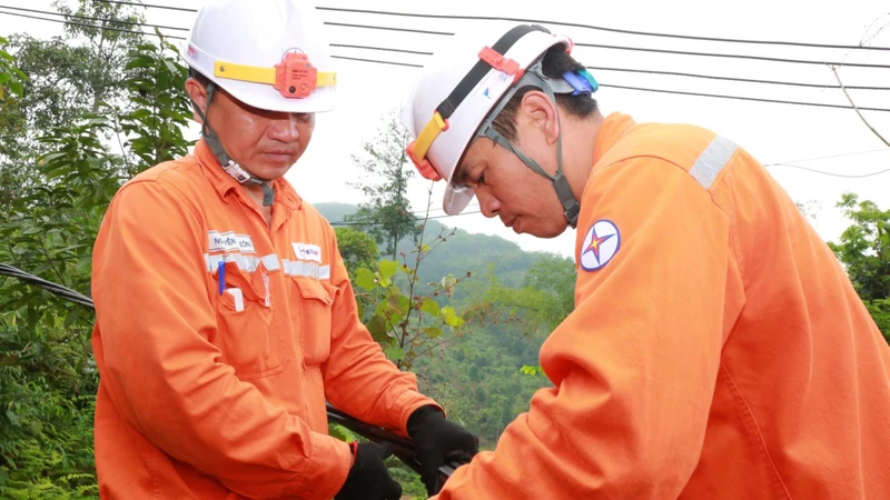 Công nhân công ty Điện lực Lào Cai kiểm tra lưới điện.