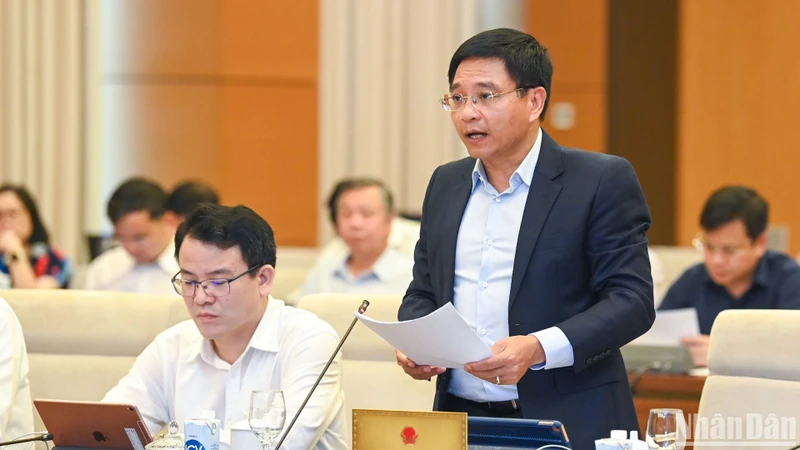 Bộ trưởng Giao thông vận tải Nguyễn Văn Thắng trình bày tờ trình của Chính phủ tại phiên họp. (Ảnh: DUY LINH)