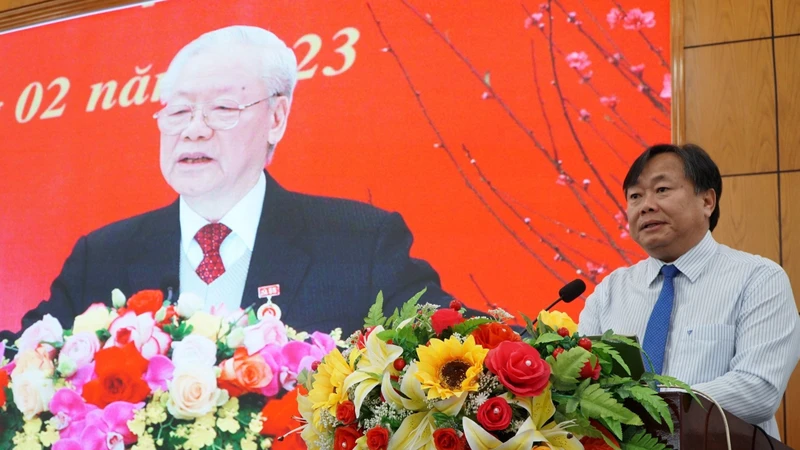 Phó Giáo sư, Tiến sĩ Nguyễn Quốc Dũng báo cáo bài viết của Tổng Bí thư Nguyễn Phú Trọng.