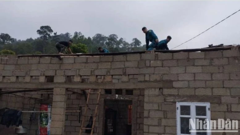 Nhiều hộ gia đình ở huyện Văn Lãng (Lạng Sơn) bị tốc mái nhà đang được các lực lượng chức năng khắc phục hậu quả.