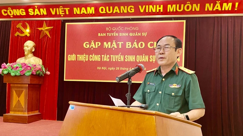 Trung tướng TS Nguyễn Văn Oanh phát biểu ý kiến tại buổi gặp mặt.