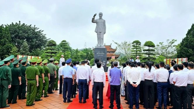 Các đại biểu dự lễ dâng hương tại khu lưu niệm Chủ tịch Hồ Chí Minh trên đảo Cô Tô.
