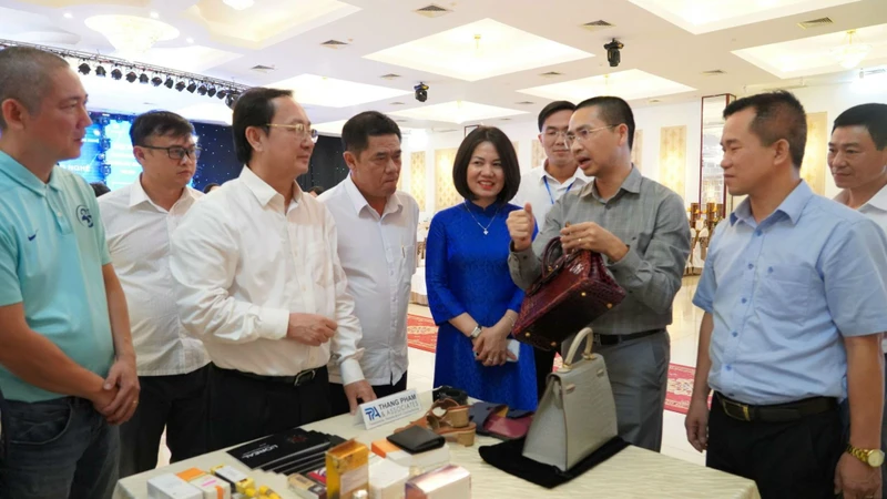 Bộ trưởng Huỳnh Thành Đạt và các đại biểu tham quan gian hàng trưng bày hàng thật, hàng giả.