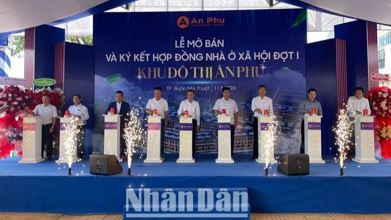 Đại diện các ngành chức năng của tỉnh Đắk Lắk và Công ty cổ phần Đầu tư-Phát triển đô thị Ân Phú bấm nút chính thức mở bán đợt 1 Dự án nhà ở xã hội tại Khu đô thị Ân Phú, thành phố Buôn Ma Thuột, tỉnh Đắk Lắk.