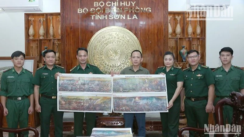 Văn phòng Đại diện Báo Nhân Dân tại Sơn La tặng ấn phẩm phụ san đặc biệt tranh Panorama “Chiến dịch Điện Biên Phủ” cho cán bộ, chiến sĩ các đồn biên phòng thuộc Bộ Chỉ huy Bộ đội Biên phòng tỉnh Sơn La.