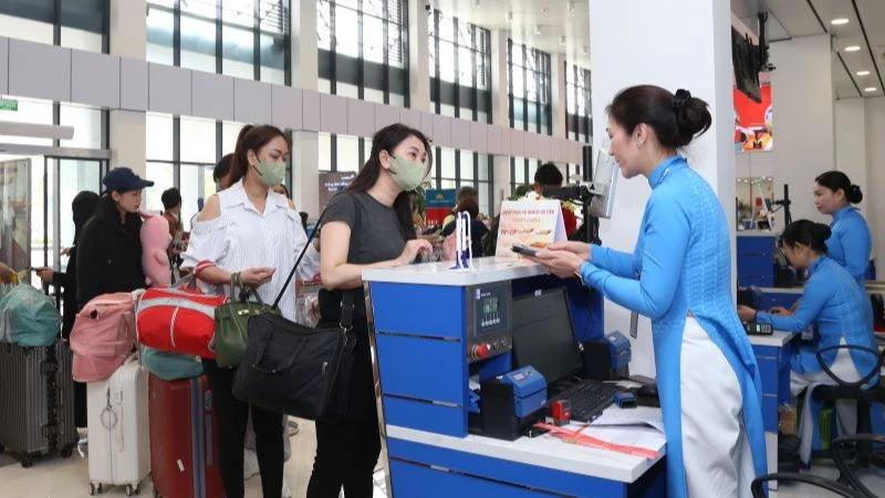 Hành khách làm thủ tục hàng không tại sân bay Nội Bài.