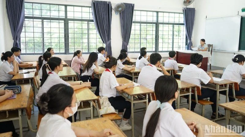 Các thí sinh đến làm thủ tục, nghe phổ biến quy chế thi tại điểm thi trường THPT Phan Châu Trinh (TP Đà Nẵng) sáng ngày 1/6. (Ảnh ANH ĐÀO)