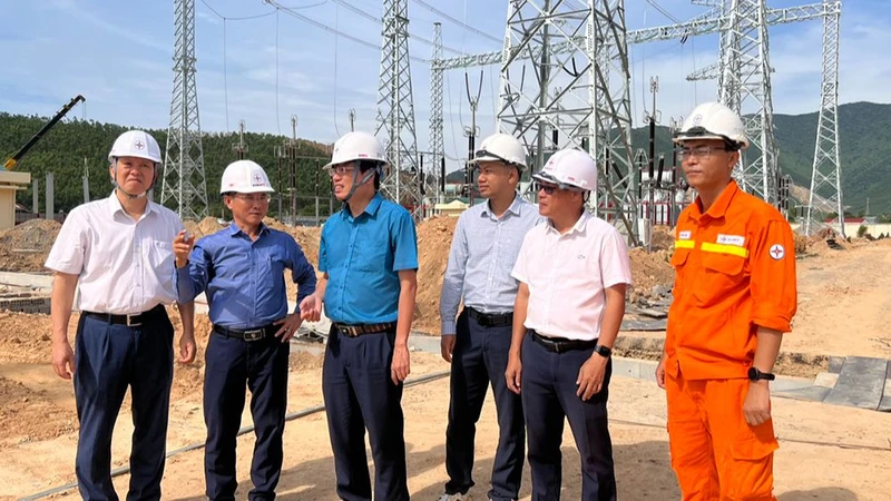 Đoàn công tác nghe báo cáo việc triển khai công việc tiếp theo Dự án đường dây 500kV Quảng Trạch-Quỳnh Lưu.