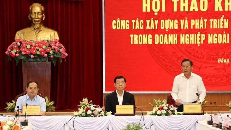 Các đồng chí lãnh đạo tỉnh Đồng Nai chủ trì Hội thảo khoa học.