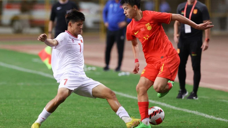 U19 Việt Nam đối đầu với U19 Trung Quốc tại giải U19 quốc tế vừa qua. (Ảnh: VFF)