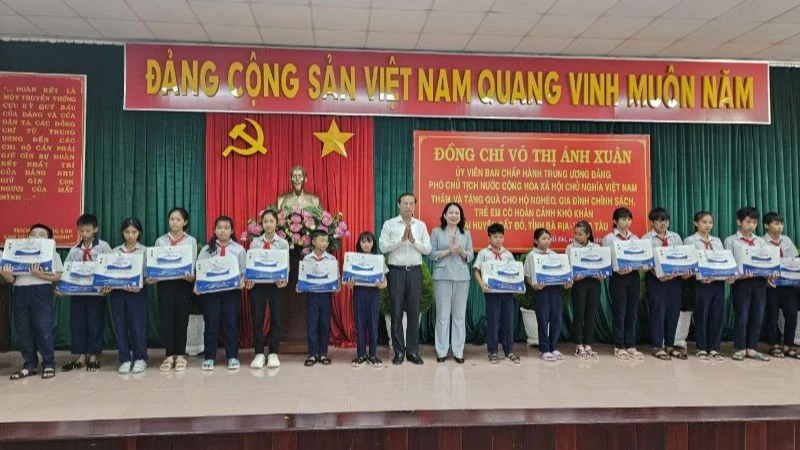 Phó Chủ tịch nước Võ Thị Ánh Xuân tặng quà cho học sinh có hoàn cảnh đặc biệt khó khăn trên địa bàn huyện Đất Đỏ, tỉnh Bà Rịa-Vũng Tàu.