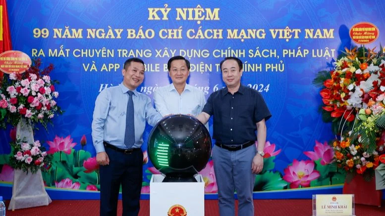 Phó Thủ tướng Lê Minh Khái, Phó Chủ nhiệm Văn phòng Chính phủ Nguyễn Sỹ Hiệp và Tổng Giám đốc Cổng TTĐT Chính phủ, Tổng Biên tập Báo Điện tử Chính phủ Nguyễn Hồng Sâm thực hiện nghi thức ra mắt chính thức Trang Xây dựng chính sách, pháp luật (thuộc Báo Điện tử Chính phủ), ra mắt App mobile của Báo Điện tử Chính phủ. (Ảnh: VGP/Nhật Bắc)