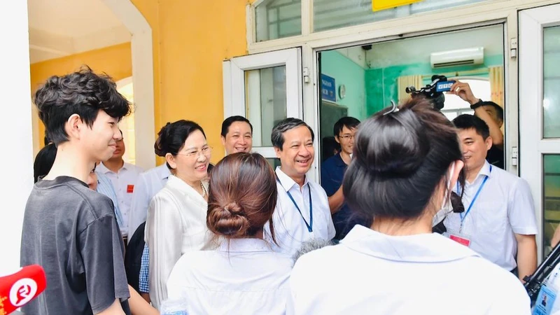 Bộ trưởng Nguyễn Kim Sơn động viên thí sinh tại điểm thi Trường THPT B Duy Tiên, Hà Nam trước giờ vào phòng thi.