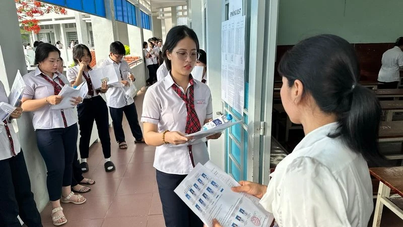 Thí sinh làm thủ tục làm phòng thi tại điểm thi Trường THPT Tam Hiệp, thành phố Biên Hòa, Đồng Nai.