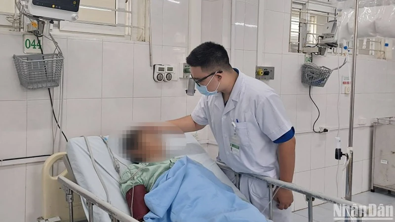 Bệnh nhân ngộ độc nấm điều trị tại Khoa Cấp cứu và Hồi sức tích cực, Bệnh viện đa khoa tỉnh Lào Cai. (Ảnh: PHƯƠNG THẢO)