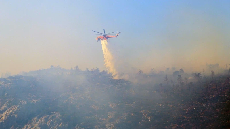 Trực thăng tham gia hoạt động chữa cháy rừng trên núi Parnitha, gần Athens, Hy Lạp. (Ảnh: REUTERS)