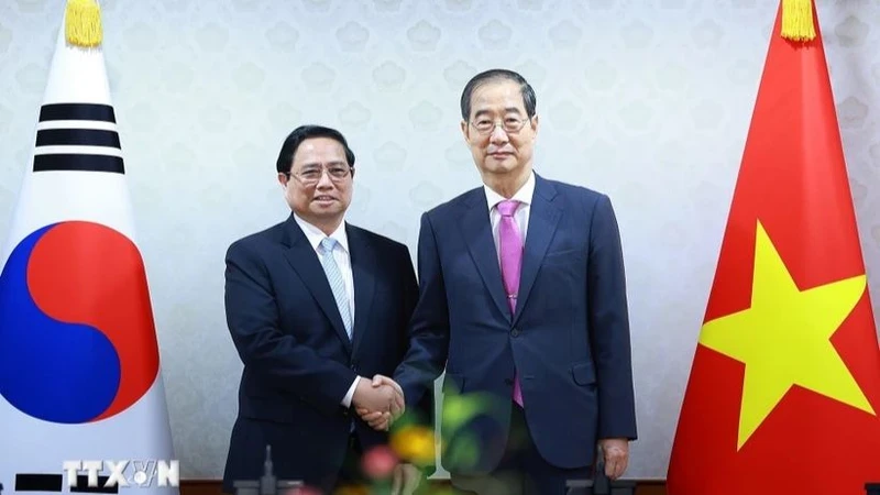Thủ tướng Phạm Minh Chính hội đàm với Thủ tướng Hàn Quốc Han Duck Soo. (Ảnh: TTXVN)