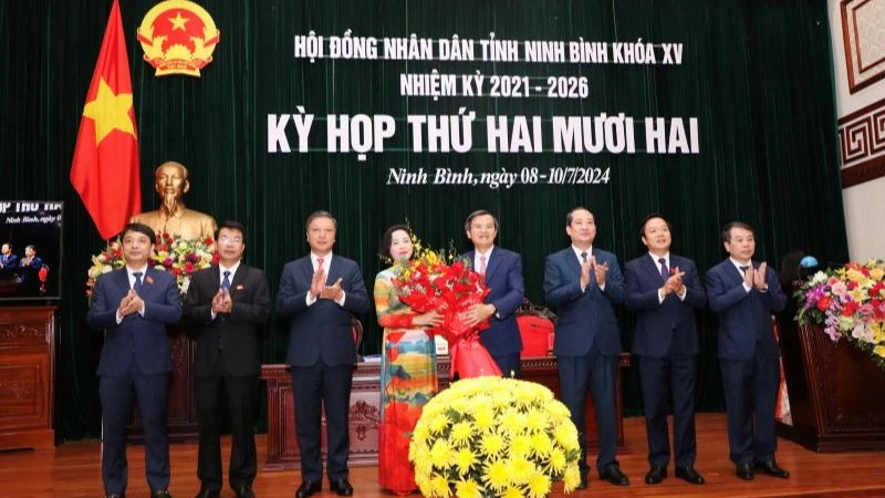 Lãnh đạo tỉnh Ninh Bình chúc mừng Phó Chủ tịch Quốc hội Nguyễn Thị Thanh. (Ảnh: ĐỨC LAM)