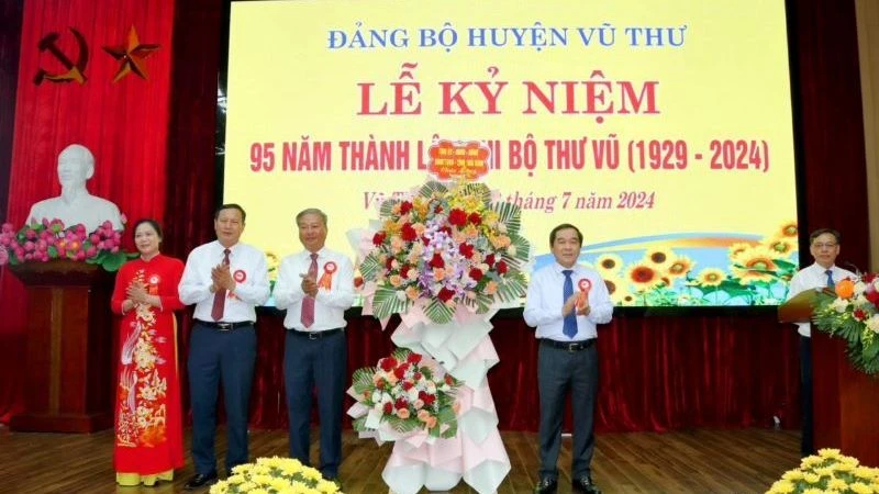 Phó Bí thư Thường trực Tỉnh ủy Thái Bình Nguyễn Tiến Thành tặng lẵng hoa chúc mừng Đảng bộ huyện Vũ Thư nhân kỷ niệm 95 năm thành lập Chi bộ Thư Vũ.