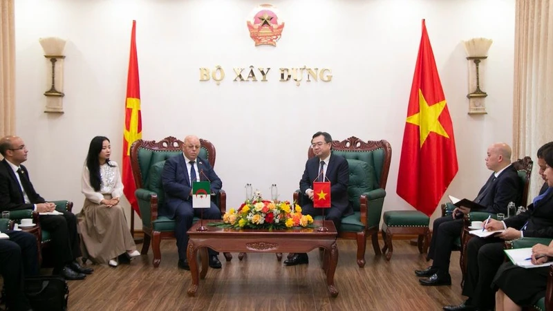 Bộ trưởng Xây dựng Nguyễn Thanh Nghị tiếp Bộ trưởng Cựu chiến binh và Người có công Algeria Laid Rebigua.