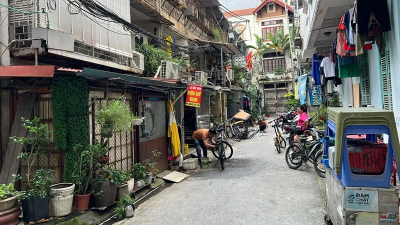 Những công trình bên phía tay trái lấn hoàn toàn diện tích đất công cộng, tại thời điểm ghi nhận có hộ còn đang tiếp tục thi công lấn chiếm ở tầng 2.