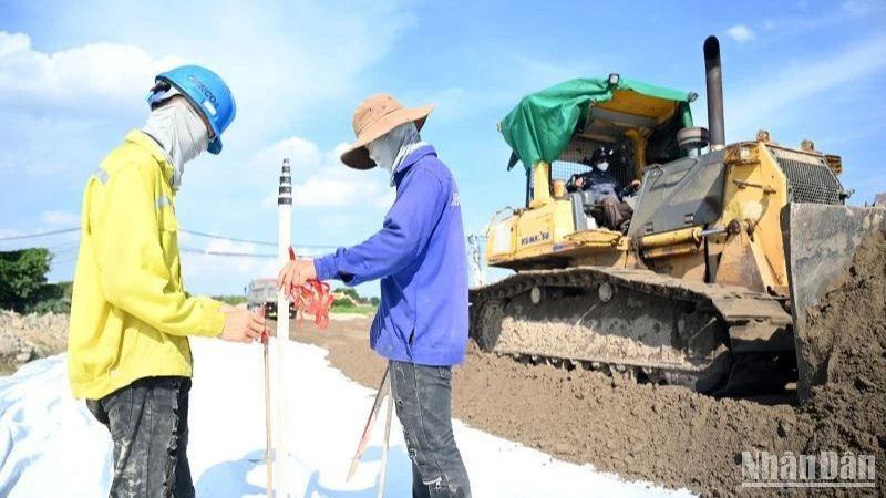 Thi công đường Vành đai 4-Vùng Thủ đô, đoạn chạy qua địa bàn huyện Thanh Oai, Hà Nội. (Ảnh: THỦY NGUYÊN)