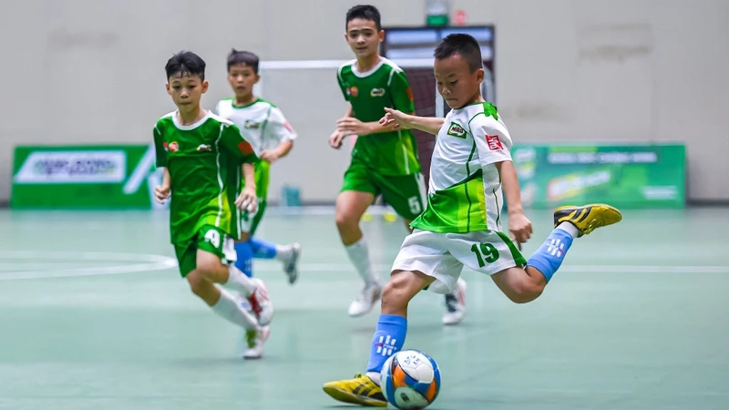 U11 Việt Hùng Thanh Hóa (áo trắng) có trận bán kết đầy hấp dẫn cùng U11 Bắc Ninh khi phải phân định thắng thua qua loạt sút luân lưu. 