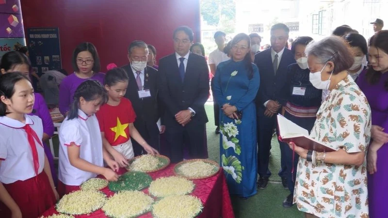 Công chúa Thái Lan Maha Chakri Sirindhorn cùng Đoàn đại biểu tham quan, trải nghiệm một số hoạt động tại Trường tiểu học Nam Cường. (Ảnh: TTXVN)