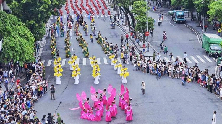 Hà Nội sẽ tổ chức diễu hành quy mô bên hồ Hoàn Kiếm để giới thiệu những nét văn hóa đặc sắc.