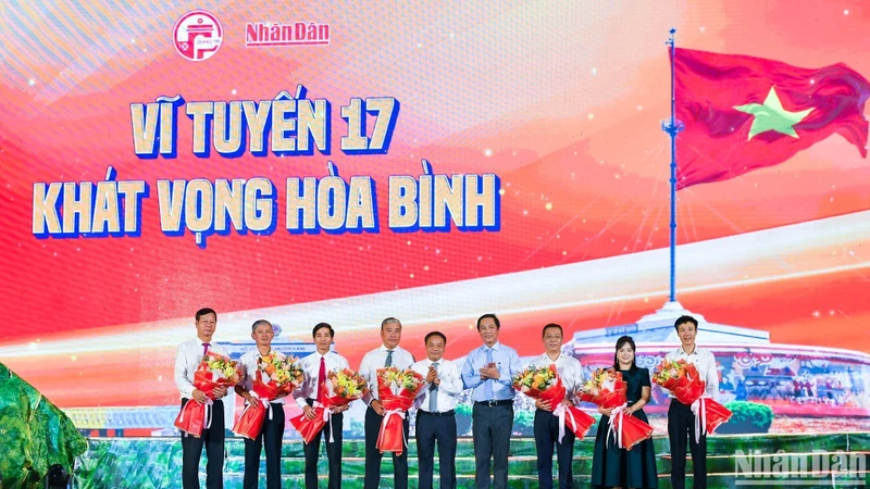 Ban tổ chức chương trình tặng hoa cho đại diện các nhà tài trợ, nhà hảo tâm. (ẢNH: THÀNH ĐẠT)