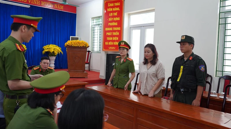 Cơ quan Cảnh sát Điều tra, Công an tỉnh Hà Giang thi hành lệnh bắt tạm giam đối với bà Nguyễn Lan Hương.