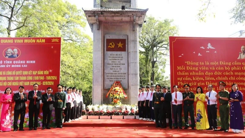 Các đại biểu dâng hương tại di tích Biểu tượng nơi thành lập Chi bộ Đảng cộng sản Việt Nam đầu tiên của huyện Hải Ninh. 