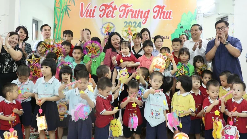 Bí thư Thành ủy Hà Nội Bùi Thị Minh Hoài tặng quà cho trẻ em có hoàn cảnh khó khăn tại Trung tâm Bảo trợ xã hội 3 Hà Nội.