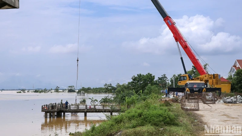 Lực lượng chức năng xử lý sự cố bục cánh cống Cầu Triệu thuộc địa phận xã Triệu Đề, huyện Lập Thạch.