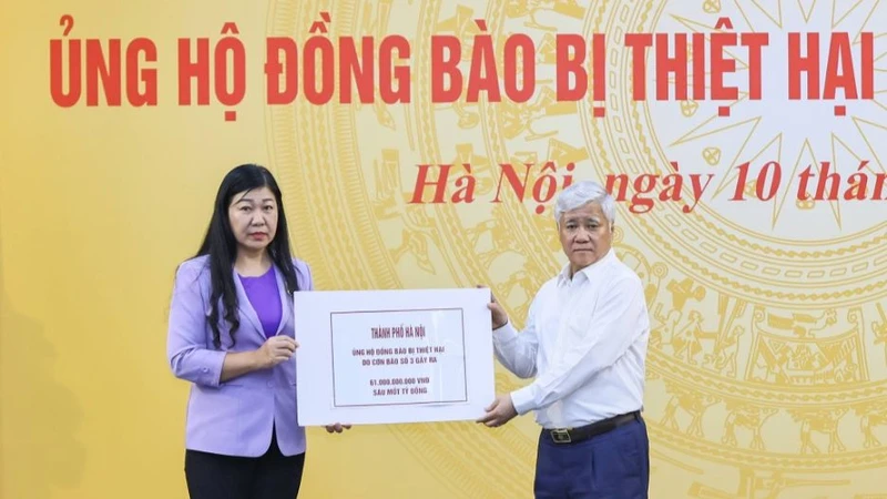 Chủ tịch Ủy ban Trung ương Mặt trận Tổ quốc Việt Nam Đỗ Văn Chiến tiếp nhận ủng hộ từ các cơ quan, đơn vị, địa phương hỗ trợ đồng bào bị thiệt hại do bão, lũ.