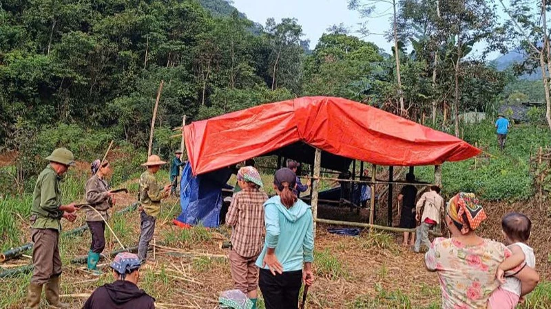 Dựng lán tạm tại thôn Bản Khắt, xã Quảng Bạch (Chợ Đồn) để người dân tạm trú, tránh nguy cơ sạt lở đất. (Ảnh: MỘC LAN).