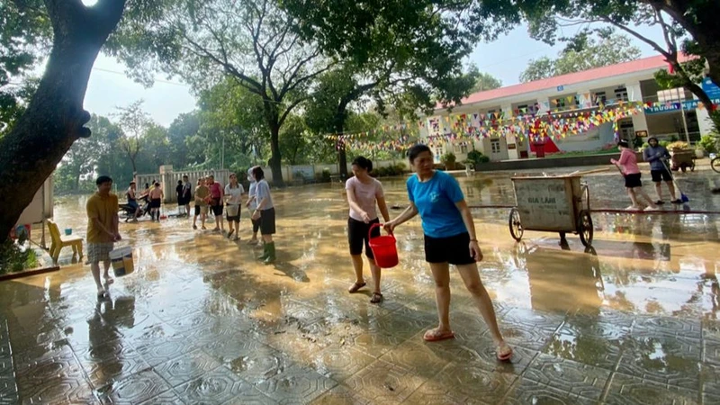 Giáo viên, nhân viên, cha mẹ học sinh dọn dẹp trường học, khắc phục hậu quả bão, lũ (Ảnh: Sở Giáo dục và Đào tạo Hà Nội)